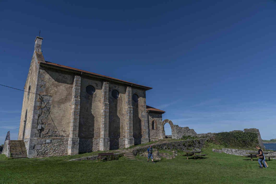 Vizcaya - Mundaka 02 - ermita de Santa Catalina.jpg